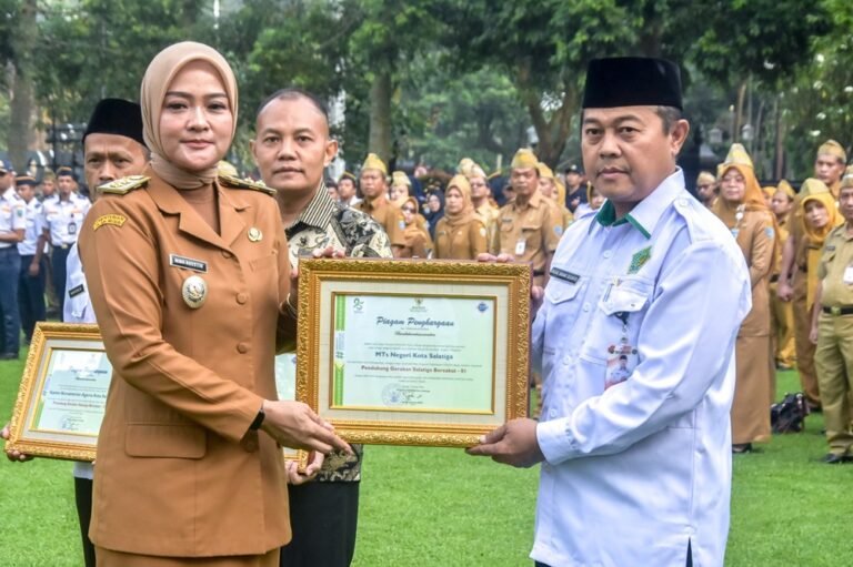 Pemkot Salatiga mengapresiasi kinerja Baznas sebagai mitra strategis pengentasan kemiskinan. Apresiasi disampaikan Wakil Wali Kota Nina Agustin di Halaman Pemkot Salatiga, Senin (26/1/2026). Baznas dinilai profesional dan transparan, dengan pertumbuhan ZIS tinggi dan distribusi merata melalui peluncuran program ZMART, BMM, dan pelatihan salon untuk kemandirian ekonomi warga.