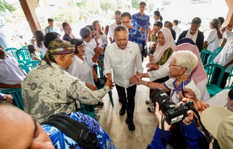 Wali Kota Salatiga menerima kunjungan Menko Pangan Zulkifli Hasan dan Mendag Budi Santoso di Salatiga, Jumat (2/1/2026). Kunjungan dilakukan untuk memantau stabilitas harga pangan, menyalurkan bantuan beras, serta mengapresiasi inovasi ketahanan pangan lokal melalui dialog dan penyerahan beras simbolis kepada warga.