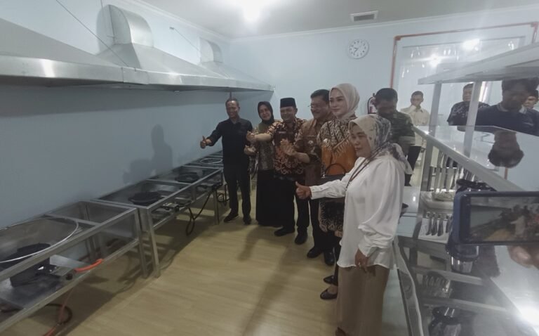 Pengangkatan PPPK di Satuan Pelayanan Pemenuhan Gizi dipastikan bukan kewenangan Pemkab Semarang. BKPSDM Kabupaten Semarang menegaskan tidak terlibat dan tidak memiliki data terkait, di Ungaran, Januari 2026. Kebijakan tersebut dilakukan karena pengadaan berada di bawah Badan Gizi Nasional melalui mekanisme fleksibel instansi pusat.