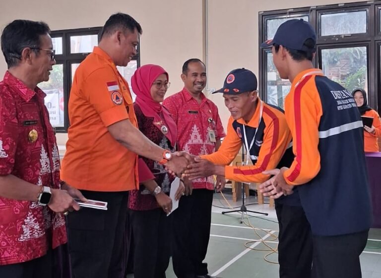 Pemerintah Kabupaten Semarang mempercepat program Desa Tangguh Bencana melalui BPBD dengan melibatkan perguruan tinggi dan relawan. Program ini dilaksanakan di wilayah rawan bencana sejak 2024 hingga 2025 karena keterbatasan personel, dilakukan melalui pelatihan, KKN tematik, serta optimalisasi dana desa untuk memperkuat kesiapsiagaan masyarakat.