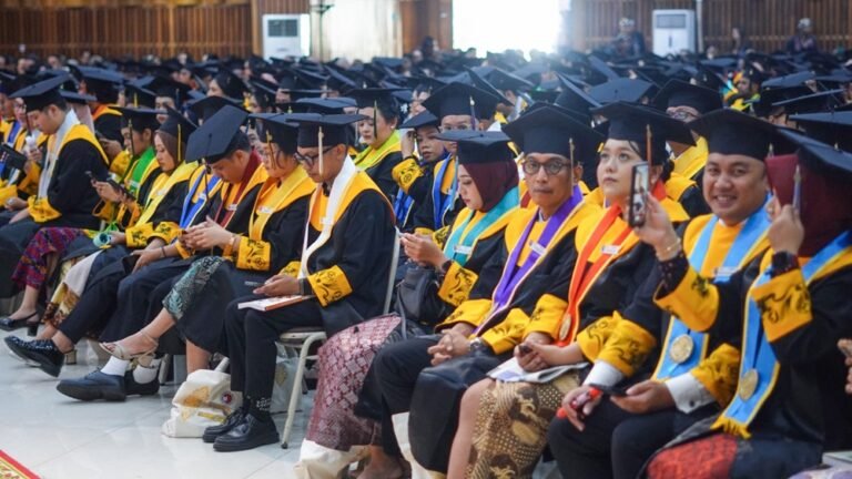 Universitas Kristen Satya Wacana mewisuda 642 lulusan berbagai jenjang di Balairung UKSW, Kamis (29/1/2026), dipimpin Rektor Prof. Intiyas Utami. Prosesi ini menyoroti prestasi mahasiswa di bidang seni, penalaran, dan internasional. Wisuda digelar untuk merayakan capaian akademik dan semangat creative minority melalui pembinaan kampus dan pengalaman global.