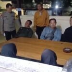 Seorang anak perempuan 11 tahun diamankan warga saat tersesat di wilayah Nyatnyono dan dibawa ke Polsek Ungaran, Kabupaten Semarang, Rabu malam (21/1/2026). Peristiwa ini melibatkan warga, polisi, dan keluarga, terjadi karena anak salah arah menuju rumah neneknya, ditangani melalui koordinasi kepolisian hingga anak dikembalikan ke orang tua.