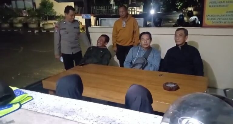 Seorang anak perempuan 11 tahun diamankan warga saat tersesat di wilayah Nyatnyono dan dibawa ke Polsek Ungaran, Kabupaten Semarang, Rabu malam (21/1/2026). Peristiwa ini melibatkan warga, polisi, dan keluarga, terjadi karena anak salah arah menuju rumah neneknya, ditangani melalui koordinasi kepolisian hingga anak dikembalikan ke orang tua.
