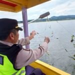 Seorang nelayan lanjut usia, Rumadi (66), ditemukan meninggal di aliran Kali Tuntang, kawasan Rawa Pening, Desa Asinan, Kecamatan Bawen, Rabu (28/1/2026). Warga dan tim gabungan melakukan pencarian setelah perahu korban ditemukan hanyut. Korban diduga terpeleset dari perahu saat mencari ikan dan dievakuasi ke rumah duka.