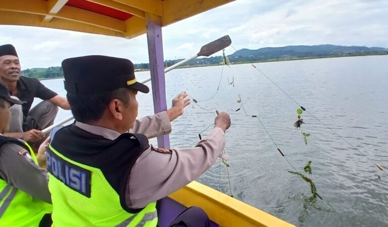 Seorang nelayan lanjut usia, Rumadi (66), ditemukan meninggal di aliran Kali Tuntang, kawasan Rawa Pening, Desa Asinan, Kecamatan Bawen, Rabu (28/1/2026). Warga dan tim gabungan melakukan pencarian setelah perahu korban ditemukan hanyut. Korban diduga terpeleset dari perahu saat mencari ikan dan dievakuasi ke rumah duka.