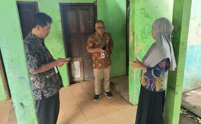 Pemkab Semarang memastikan tidak memberhentikan pegawai non ASN, namun gaji mereka dibebankan ke dana BOS sekolah, termasuk SMPN 2 Pringapus, Jumat (30/1/2026). Kebijakan ini berdampak pada pengurangan kegiatan siswa dan perawatan fasilitas sekolah, karena sebagian besar anggaran dialihkan untuk pembayaran honor pegawai non ASN sesuai ketentuan.