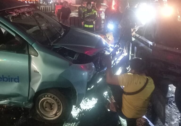 Kecelakaan lalu lintas melibatkan mobil taksi terjadi antara pengemudi Rofi’i dan M. Zaini di Jalan Diponegoro Ungaran, Kabupaten Semarang, Jumat (9/1/2026) malam. Insiden diduga akibat microsleep saat berkendara, menyebabkan tabrakan dengan kendaraan dari arah berlawanan. Seluruh korban mengalami luka dan mendapat perawatan medis.