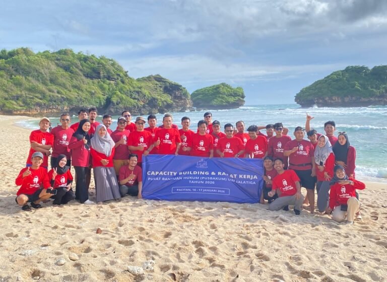 Pusbakum UIN Salatiga menggelar kegiatan capacity building bagi 36 pengurus dan anggota di Kota Pacitan pada 16–17 Januari 2026. Kegiatan ini bertujuan meningkatkan profesionalitas, kekompakan, dan kompetensi pelayanan hukum melalui penguatan keilmuan, spiritualitas, serta kebersamaan, guna menjawab kebutuhan akses keadilan masyarakat secara adaptif dan berintegritas.