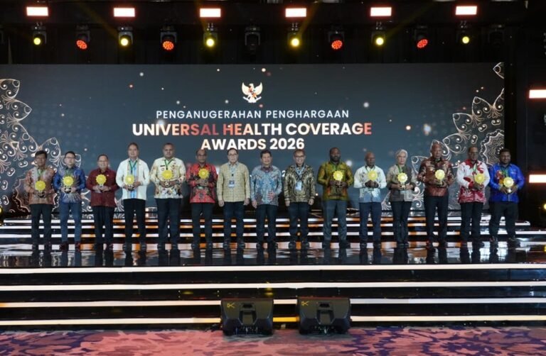 Sebanyak 31 provinsi dan 397 kabupaten/kota menerima UHC Awards 2026 dari BPJS Kesehatan pada Selasa (27/1) atas komitmen perlindungan kesehatan melalui Program JKN. Penghargaan ini diberikan kepada kepala daerah karena kolaborasi lintas sektor, kebijakan, dan dukungan anggaran yang memperluas cakupan peserta hingga lebih dari 98 persen penduduk Indonesia.
