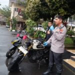 Kasus pencurian sepeda motor modifikasi Yamaha Byson diungkap Polres Salatiga dengan mengamankan dua pelaku. Peristiwa terjadi di kawasan Sidorejo, Kota Salatiga, Desember 2025, saat motor diparkir di area belakang tempat biliar. Aksi dilakukan karena tertarik modifikasi kendaraan, dan diungkap melalui penyelidikan kepolisian serta pengamanan barang bukti.