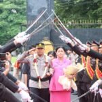 Prosesi Farewell Parade menandai pergantian Kapolres Salatiga dari AKBP Veronica kepada AKBP Ade Papa Rihi di Mapolres Salatiga, usai sertijab di Polda Jateng. Acara digelar Selasa Januari 2026 sebagai simbol estafet kepemimpinan dan penghormatan atas pengabdian pejabat lama.