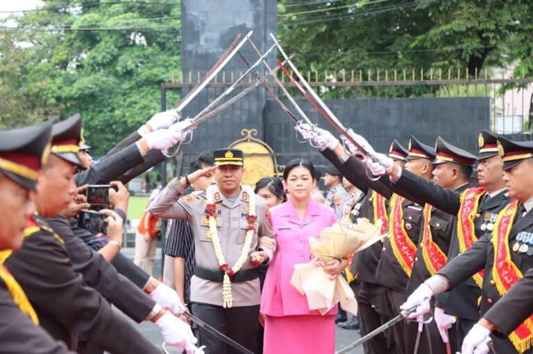 Prosesi Farewell Parade menandai pergantian Kapolres Salatiga dari AKBP Veronica kepada AKBP Ade Papa Rihi di Mapolres Salatiga, usai sertijab di Polda Jateng. Acara digelar Selasa Januari 2026 sebagai simbol estafet kepemimpinan dan penghormatan atas pengabdian pejabat lama.