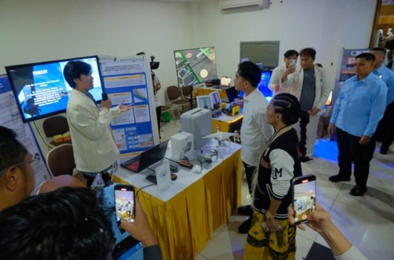 Tim mahasiswa UKSW meraih TOP 10 TEKNOFEST 2025 kategori Agriculture Technology di Istanbul dan mendapat apresiasi Wakil Presiden Gibran Rakabuming saat kunjungan ke UKSW Salatiga, Senin (26/1/2026). Prestasi ini diapresiasi karena inovasi IoT dan AI untuk pertanian. Penghargaan diberikan sebagai dukungan inovasi teknologi swasembada pangan nasional melalui riset kolaboratif lintas fakultas.