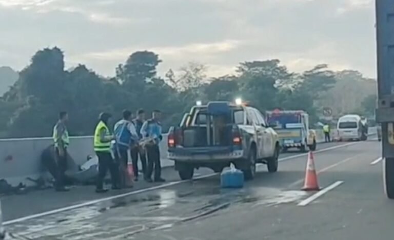 Kecelakaan maut terjadi di Tol Semarang–Solo KM 426.400 jalur A. Insiden melibatkan Toyota Hiace dan truk crane, menewaskan satu penumpang. Peristiwa ini ditangani Satlantas Polres Semarang di Ungaran Timur, Selasa pagi, akibat dugaan kurang konsentrasi pengemudi yang menabrak kendaraan di depannya.