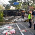 Kecelakaan tunggal melibatkan truk dump terjadi di Jalan Lingkar Selatan Salatiga, depan Kantor BPBD, Jumat pagi 16 Januari 2026. Truk yang dikemudikan Ahmat Jupri mengalami gangguan rem hingga menabrak guardrail dan tiang lampu. Pengemudi luka ringan dan dirawat di RSUD Salatiga, tanpa korban jiwa.