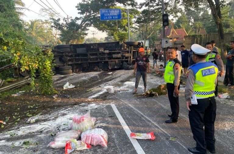 Kecelakaan tunggal melibatkan truk dump terjadi di Jalan Lingkar Selatan Salatiga, depan Kantor BPBD, Jumat pagi 16 Januari 2026. Truk yang dikemudikan Ahmat Jupri mengalami gangguan rem hingga menabrak guardrail dan tiang lampu. Pengemudi luka ringan dan dirawat di RSUD Salatiga, tanpa korban jiwa.