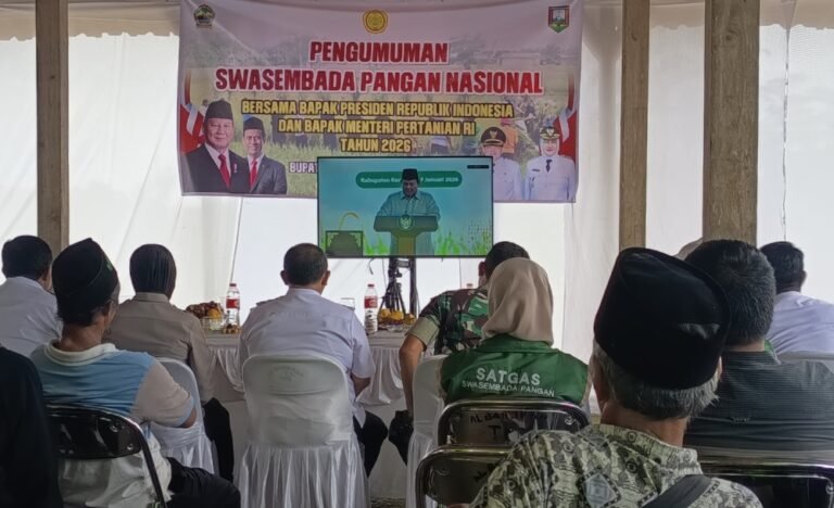 Kabupaten Semarang mencatat surplus beras sepanjang 2025 berkat kinerja Pemkab bersama petani. Capaian ini disampaikan Bupati Ngesti Nugraha di Ungaran Timur, Rabu (7/1/2026). Surplus terjadi karena produksi melampaui kebutuhan, meski sempat terkendala hama, diatasi lewat bantuan, inovasi pertanian, dan penguatan petani.