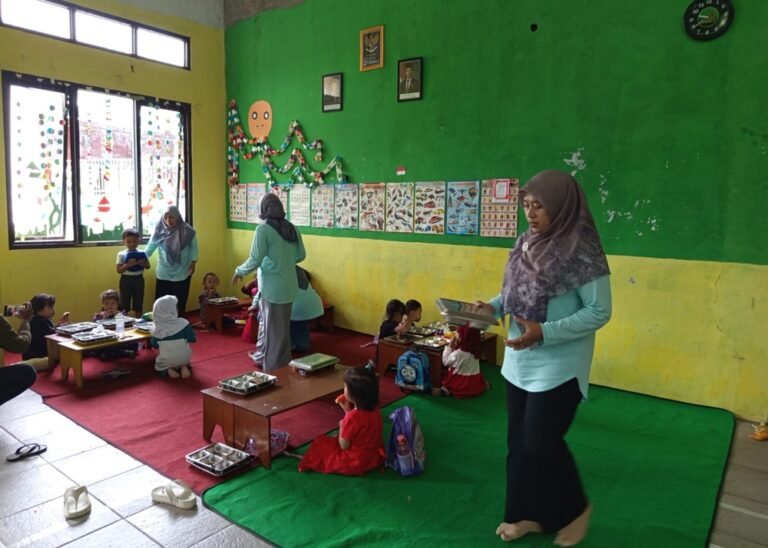 Kepala Dinas Pendidikan Kota Salatiga Muh Nasiruddin menyampaikan permohonan maaf atas tidak teralokasinya insentif kesejahteraan pendidik non-ASN dalam APBD 2026. Pernyataan disampaikan melalui video pada Januari 2026 di Salatiga, sebagai bentuk tanggung jawab dan klarifikasi, sembari meminta kesabaran menunggu peninjauan ulang Pemkot Salatiga terkait solusi anggaran.