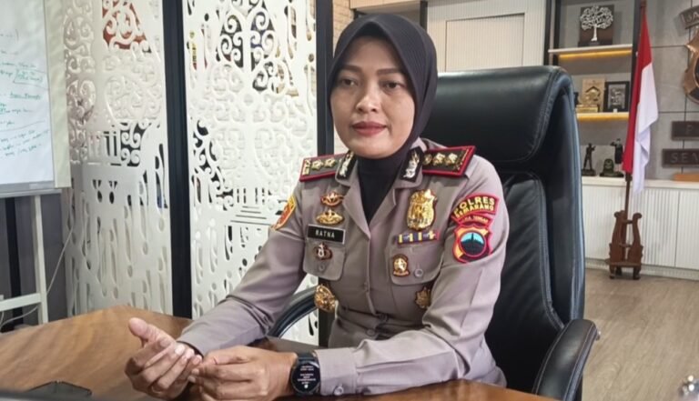 Polres Semarang mencatat 32 kasus kekerasan terhadap anak sepanjang 2025 di Kabupaten Semarang. Kasus ini melibatkan anak laki-laki dan perempuan, diungkap pada Januari 2026 karena meningkatnya laporan dan faktor lingkungan. Penanganan dilakukan melalui upaya pencegahan, kolaborasi lintas instansi, serta penyediaan kanal pelaporan oleh DP3AKB untuk melindungi korban.