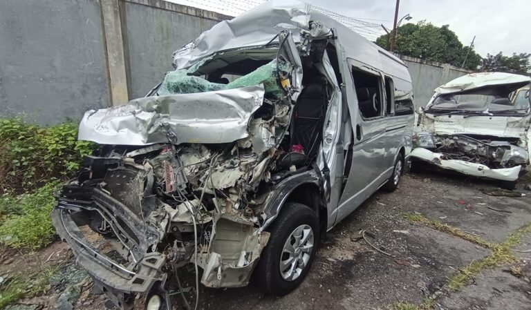 Kecelakaan maut terjadi di Tol Semarang–Solo KM 426.400 jalur A, Ungaran Timur, melibatkan Toyota Hi-Ace rombongan takziah Yayasan Marsudirini dan truk crane. Insiden Selasa pagi ini menewaskan satu penumpang dan melukai belasan lainnya, diduga akibat sopir kelelahan, dengan penanganan dilakukan kepolisian dan tim medis.