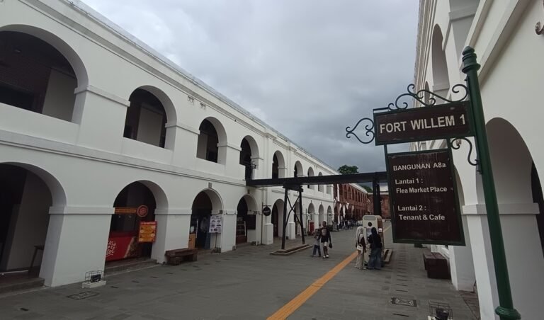 Potensi pariwisata Kabupaten Semarang dinilai belum berdampak maksimal terhadap ekonomi daerah. Hal ini disampaikan Dinas Pariwisata Kabupaten Semarang pada 17 Januari 2026, menyusul rendahnya lama kunjungan wisatawan. Kondisi dipicu dominasi wisatawan lokal, minimnya kunjungan menginap, dan keterbatasan hotel berbintang, sehingga didorong promosi luar daerah dan penguatan event wisata.