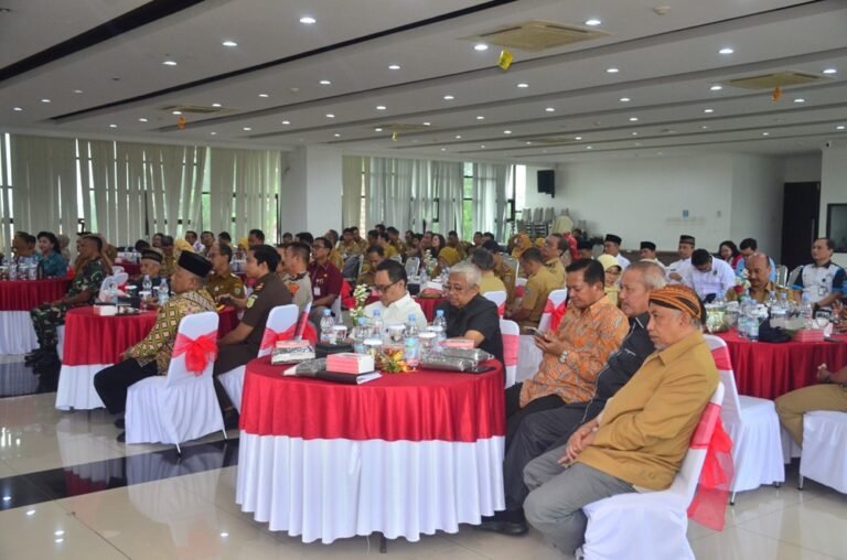 Pemerintah Kota Salatiga menegaskan komitmen terobosan pembangunan. Wali Kota Robby Hernawan menyampaikannya pada Sarasehan Awal Tahun 2026 di Gedung Setda Salatiga, Senin (5/1/2026), untuk menjawab tantangan global melalui kolaborasi. Langkah ditempuh lewat penguatan pangan, UMKM, kreativitas birokrasi, serta penuntasan persoalan lingkungan.