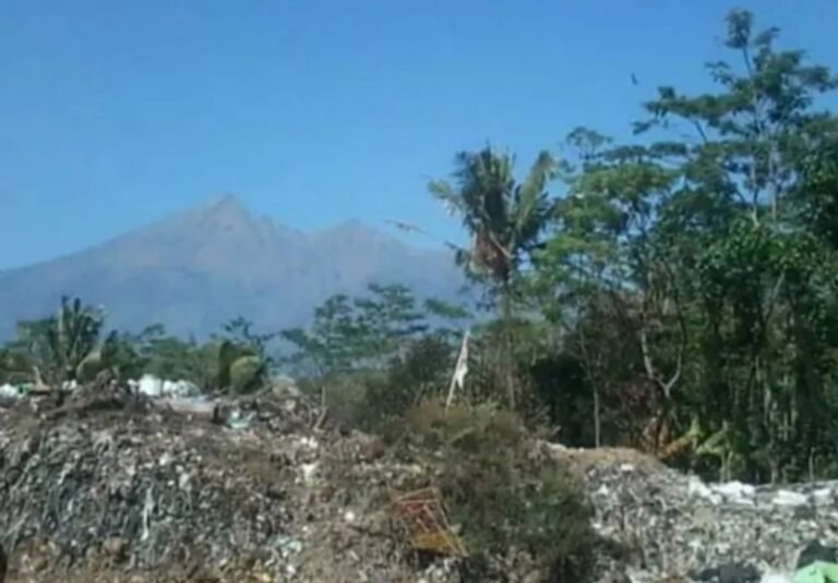 Penerapan tarif pembuangan sampah di seluruh TPS akan diberlakukan dengan besaran sesuai berat dan jenis sampah. Kebijakan ini disampaikan Kepala DLH Salatiga Yunus Juniadi. Aturan berlaku di Kota Salatiga mulai 2026 untuk mendorong pengelolaan sampah bijak melalui penimbangan dan pemilahan di TPS.