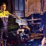 Kecelakaan maut terjadi di Jalan Lingkar Selatan Salatiga saat pengendara motor Honda Beat menabrak truk tronton yang berhenti. Korban A.T.V. meninggal di lokasi kejadian dekat Bendosari, Argomulyo, Sabtu malam, akibat truk mogok kehabisan BBM dan jarak pandang terbatas, hingga motor tak sempat menghindar.