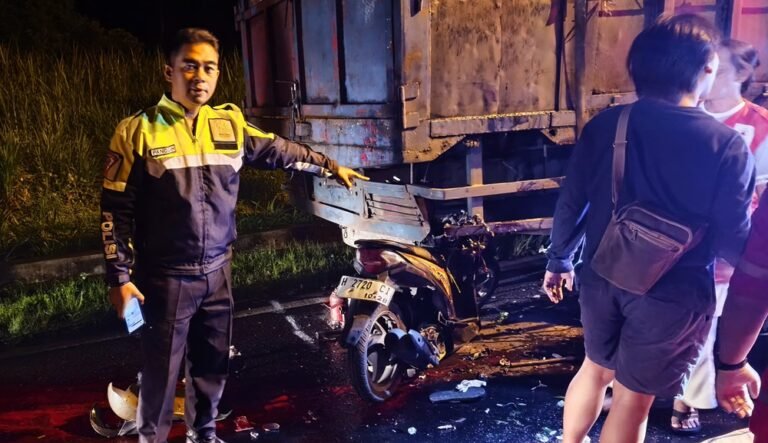 Kecelakaan maut terjadi di Jalan Lingkar Selatan Salatiga saat pengendara motor Honda Beat menabrak truk tronton yang berhenti. Korban A.T.V. meninggal di lokasi kejadian dekat Bendosari, Argomulyo, Sabtu malam, akibat truk mogok kehabisan BBM dan jarak pandang terbatas, hingga motor tak sempat menghindar.