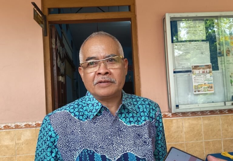 Masih ditemukannya siswa SMP yang belum mampu membaca menjadi perhatian Dewan Pendidikan Kabupaten Semarang. Ketua Dewan Pendidikan Djoko Sriyono mengungkapkan kondisi ini terjadi di Kabupaten Semarang pada Januari 2026, dipicu faktor keluarga, ekonomi, kebijakan kurikulum, serta minimnya layanan dan guru inklusi, sehingga diperlukan pembenahan sejak jenjang SD dengan penanganan khusus.