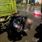 Kecelakaan lalu lintas melibatkan sepeda motor dan truk terjadi di Jalan Diponegoro, Kota Salatiga, Jumat malam 16 Januari 2026. Insiden ini menimpa pengendara motor Yamaha Aerox yang bertabrakan dengan truk Hino yang berhenti di badan jalan, sehingga korban mengalami luka serius dan dirawat di RSUD Salatiga, sementara polisi melakukan penanganan di lokasi.