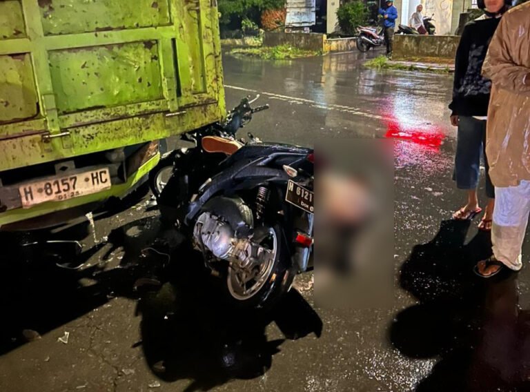 Kecelakaan lalu lintas melibatkan sepeda motor dan truk terjadi di Jalan Diponegoro, Kota Salatiga, Jumat malam 16 Januari 2026. Insiden ini menimpa pengendara motor Yamaha Aerox yang bertabrakan dengan truk Hino yang berhenti di badan jalan, sehingga korban mengalami luka serius dan dirawat di RSUD Salatiga, sementara polisi melakukan penanganan di lokasi.