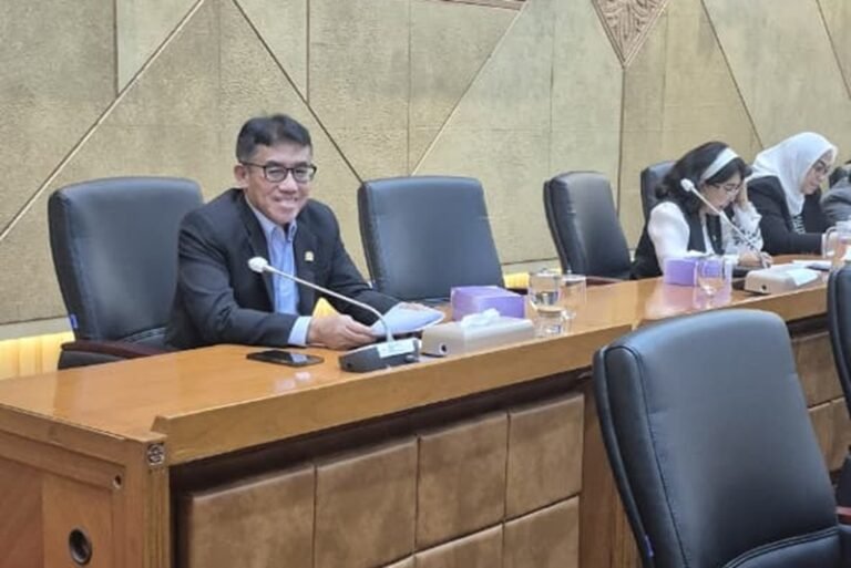 Anggota Komisi IX DPR RI Muh Haris menegaskan Program Makan Bergizi Gratis perlu dibarengi penguatan mutu dan pengawasan ketat. Pernyataan ini disampaikan di tingkat nasional, Selasa 13 Januari 2026, menyikapi capaian puluhan juta penerima. Ia menilai kualitas, keamanan pangan, dan tata kelola transparan menjadi kunci keberlanjutan program.