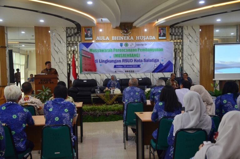 Wali Kota Salatiga membuka Musrenbang RSUD Kota Salatiga di Aula Bhineka Husada pada 29 Januari 2026, dihadiri DPRD, perangkat daerah, dan manajemen rumah sakit. Kegiatan ini bertujuan merumuskan rencana pengembangan RSUD yang sesuai kebutuhan masyarakat, dengan fokus peningkatan kualitas layanan, komunikasi, dan layanan unggulan seperti trauma center, onkologi, serta KIA.