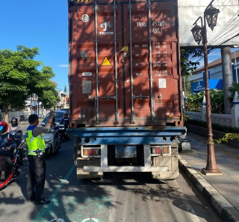 Kecelakaan lalu lintas berat melibatkan sepeda motor dan truk terjadi di Jalan Lingkar Salatiga. Satlantas Polres Salatiga menangani insiden yang menewaskan satu pengendara motor di Simpang Empat Randuacir, Argomulyo, pada Kamis pagi, 29 Januari 2026. Kecelakaan diduga terjadi karena upaya mendahului dari sisi kiri dengan ruang terbatas, sehingga korban terjatuh dan terbentur truk.