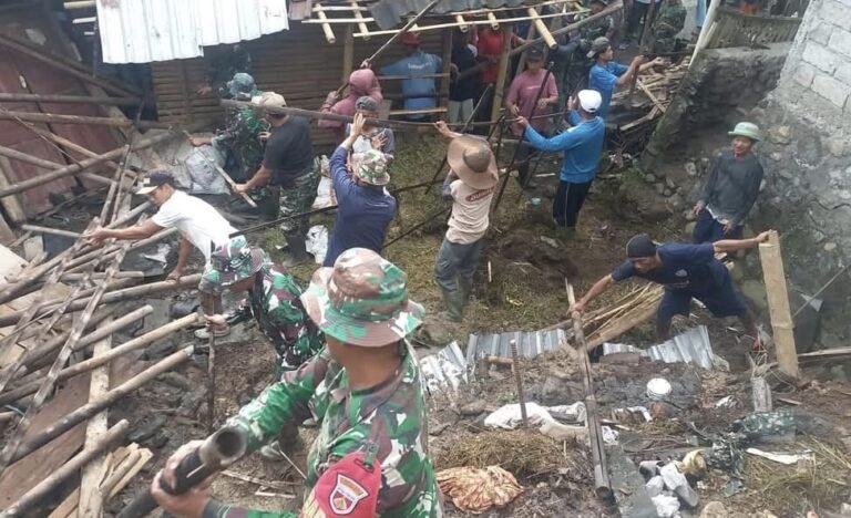 Karya bakti penanganan longsor dilakukan TNI bersama warga dipimpin Danramil 06/Tengaran Kapten Cba Sugiyanto di Dusun Tanubayu, Desa Duren, Tengaran, Kabupaten Semarang, Minggu (11/1/2026). Kegiatan ini dilakukan untuk membantu warga terdampak dan membersihkan material longsor secara gotong royong.