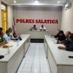 Polres Salatiga menggelar audiensi dengan korban dugaan penipuan investasi BLN. Kapolres AKBP Ade Papa Rihi bersama AKBP Rango Siregar menerima aspirasi korban di Aula Mapolres Salatiga, belum lama ini. Kegiatan digelar untuk memberi kepastian hukum dan pelayanan humanis, dengan menjelaskan progres penyidikan serta meminta korban melengkapi data guna memperkuat pembuktian.