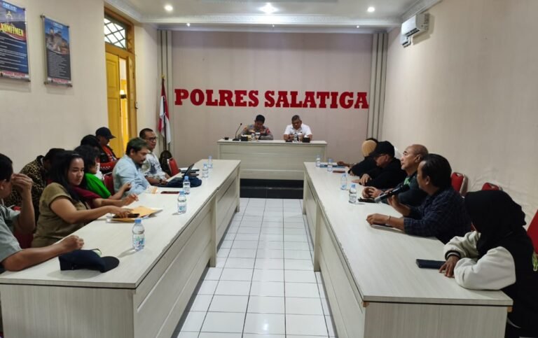Polres Salatiga menggelar audiensi dengan korban dugaan penipuan investasi BLN. Kapolres AKBP Ade Papa Rihi bersama AKBP Rango Siregar menerima aspirasi korban di Aula Mapolres Salatiga, belum lama ini. Kegiatan digelar untuk memberi kepastian hukum dan pelayanan humanis, dengan menjelaskan progres penyidikan serta meminta korban melengkapi data guna memperkuat pembuktian.