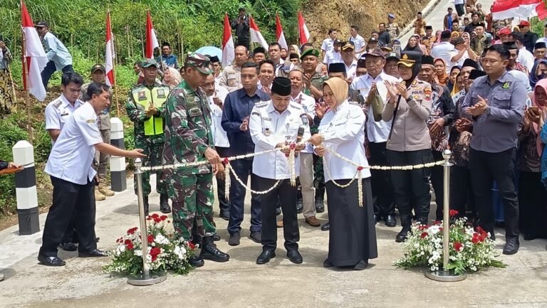 Pemkab Semarang meresmikan 642 proyek pembangunan tahun 2025 dengan total anggaran Rp228,98 miliar, ditandai peresmian Jembatan Macanan di Desa Tajuk, Getasan, Rabu (28/1/2026). Proyek meliputi infrastruktur, fasilitas publik, dan ketahanan pangan. Pembangunan dilakukan untuk mempercepat pemerataan pembangunan desa melalui berbagai sumber pendanaan pusat dan daerah.
