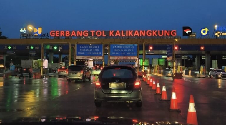 PT Jasamarga Semarang–Batang memastikan penyesuaian tarif Tol Semarang–Batang akan segera diberlakukan setelah sosialisasi selesai. Kebijakan ini melibatkan JSB dan pemangku kepentingan, berlaku di ruas Semarang–Batang pada 2026, dilakukan karena penambahan investasi, serta diterapkan melalui evaluasi BPKP dengan komitmen peningkatan layanan dan standar pelayanan minimal jalan tol.