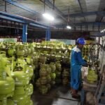 Pertamina Patra Niaga Regional Jawa Bagian Tengah memastikan pasokan BBM dan LPG tetap aman bagi masyarakat Jepara, Kudus, dan Pati. Kepastian ini disampaikan pada Januari 2026, menyusul banjir yang mengganggu jalur distribusi. Pertamina menerapkan jalur alternatif, distribusi dini hari, serta menambah pasokan LPG demi menjaga ketersediaan energi.