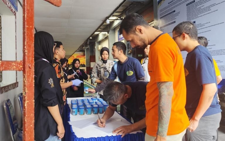 Tes narkoba mendadak digelar Rutan Kelas IIB Salatiga terhadap petugas dan warga binaan di lingkungan rutan, Salatiga, Jumat (9/1/2026). Kegiatan ini dilakukan sebagai deteksi dini pencegahan penyalahgunaan narkoba melalui tes urine, dengan hasil seluruh peserta dinyatakan negatif dan komitmen zero halinar terus diperkuat.
