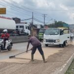 Sebuah kontainer bermuatan 25 ton partikel kayu tumpah di Jalan Soekarno-Hatta, Bawen, Kabupaten Semarang. Peristiwa ini dialami truk kontainer tujuan Pelabuhan Tanjung Emas pada Selasa, 20 Januari 2026. Insiden terjadi akibat pintu kontainer terbuka mendadak, menyebabkan lalu lintas tersendat dan ditangani dengan sistem contra flow.