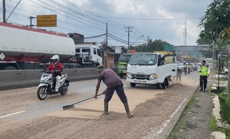 Sebuah kontainer bermuatan 25 ton partikel kayu tumpah di Jalan Soekarno-Hatta, Bawen, Kabupaten Semarang. Peristiwa ini dialami truk kontainer tujuan Pelabuhan Tanjung Emas pada Selasa, 20 Januari 2026. Insiden terjadi akibat pintu kontainer terbuka mendadak, menyebabkan lalu lintas tersendat dan ditangani dengan sistem contra flow.