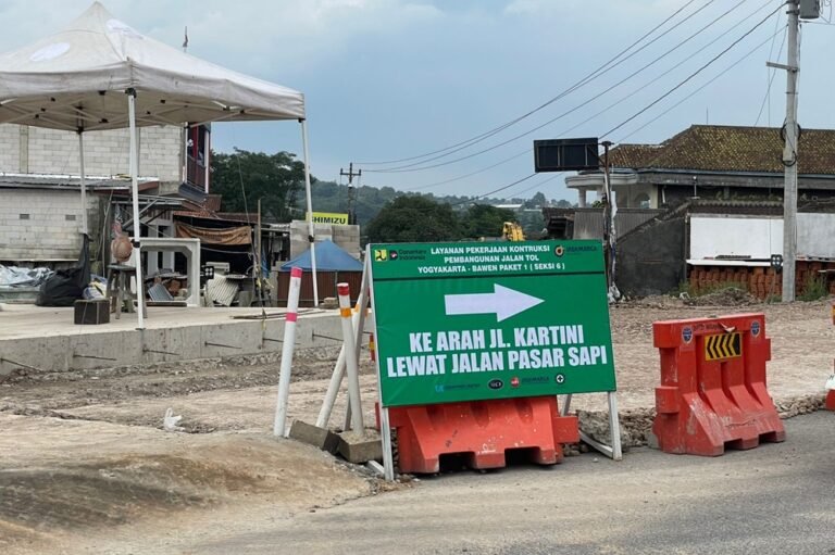 Akses jalan di Pertigaan Rengas, Bawen, Kabupaten Semarang, ditutup total mulai 24 Januari 2026 oleh Polres Semarang untuk proyek pengecoran jalur Exit Tol Jogja–Bawen. Penutupan berlangsung 12 hari karena pekerjaan konstruksi, dengan rekayasa lalu lintas dan pengalihan arus melalui kawasan Pasar Pon serta rute alternatif guna mencegah kemacetan.