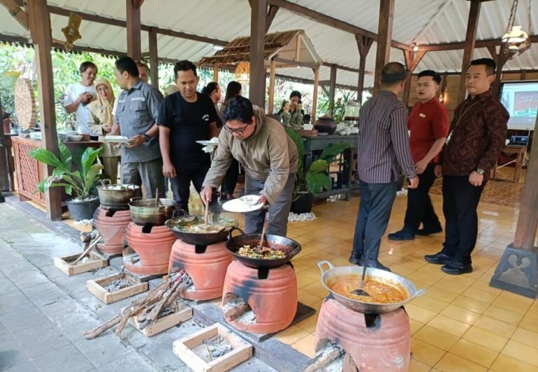 Makan siang di Pawon Tlogo, kawasan Horison Resort Tlogo, Tuntang, Kabupaten Semarang, menawarkan pengalaman kuliner tradisional. Pengunjung menikmati masakan Jawa yang dimasak langsung di atas tungku kayu bakar pada Januari 2026, demi menjaga cita rasa autentik dan menghadirkan sensasi nostalgia melalui proses memasak cara lama.