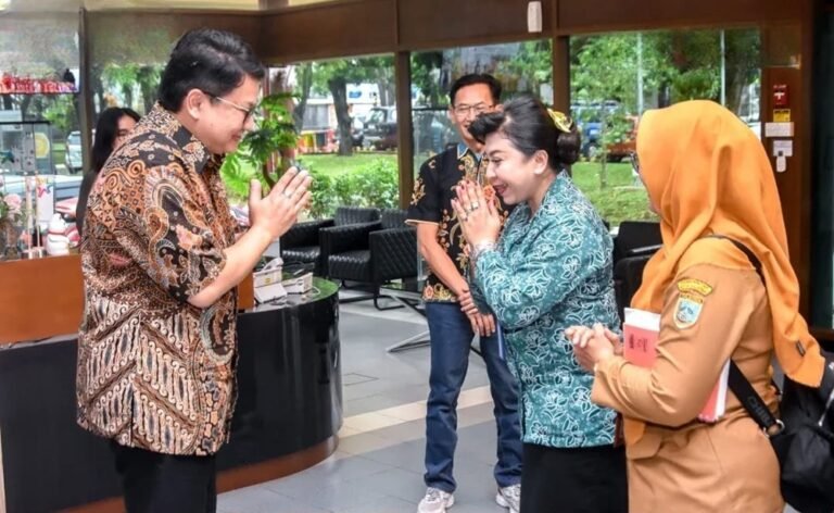 Tim Penggerak PKK Kota Salatiga melakukan kunjungan kerja ke PT Kievit Indonesia di kawasan perusahaan, Selasa (20/1/2026). Kegiatan ini melibatkan jajaran TP PKK dan manajemen perusahaan, bertujuan menjalin sinergi sosial, penanganan stunting, serta pemberdayaan ekonomi melalui kolaborasi dan pemanfaatan limbah industri.