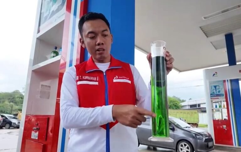 Banjir akibat curah hujan tinggi membuat SPBU 44.593.15 Tanggulangin Kudus menghentikan sementara operasionalnya. Pertamina Patra Niaga menutup layanan di lokasi tersebut pada Selasa pagi sebagai langkah pengamanan, sambil mengalihkan suplai BBM ke SPBU terdekat demi menjaga keselamatan dan kelancaran distribusi.