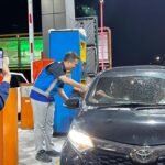 PT Jasamarga Semarang–Batang membagikan souvenir Tahun Baru 2026 kepada pengguna jalan. Kegiatan dilakukan jajaran PT JSB di sejumlah gerbang Tol Semarang–Batang pada awal Januari 2026. Aksi ini sebagai apresiasi dan komitmen pelayanan humanis, dilaksanakan melalui pembagian souvenir serta edukasi keselamatan berkendara.