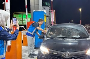 PT Jasamarga Semarang–Batang membagikan souvenir Tahun Baru 2026 kepada pengguna jalan. Kegiatan dilakukan jajaran PT JSB di sejumlah gerbang Tol Semarang–Batang pada awal Januari 2026. Aksi ini sebagai apresiasi dan komitmen pelayanan humanis, dilaksanakan melalui pembagian souvenir serta edukasi keselamatan berkendara.